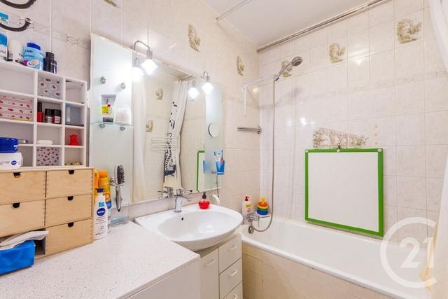 Afficher la photo en grand Appartement F2 à vendre - 2 pièces - 46.0 m2 - VILLEURBANNE - 69 - RHONE-ALPES - Century 21 Montchat