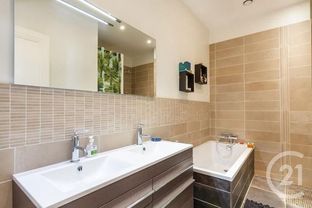 Afficher la photo en grand Appartement F4 à vendre - 4 pièces - 96.24 m2 - VILLEURBANNE - 69 - RHONE-ALPES - Century 21 Montchat